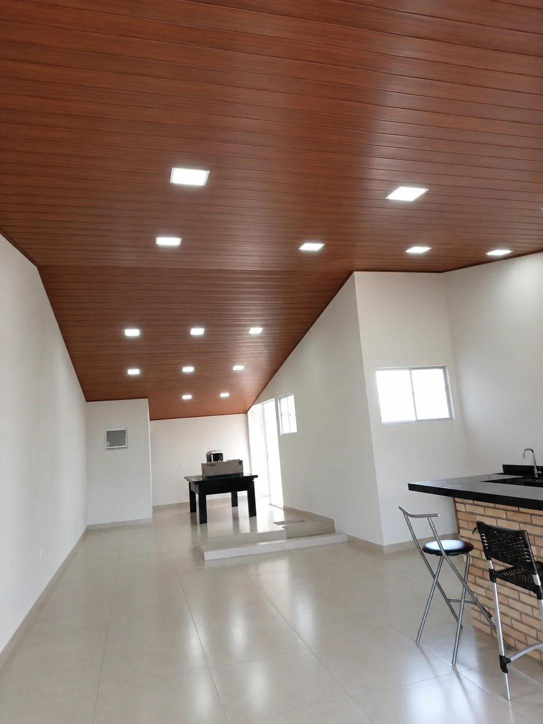 Salão com forro PVC Mogno Frisado e luzes embutidas